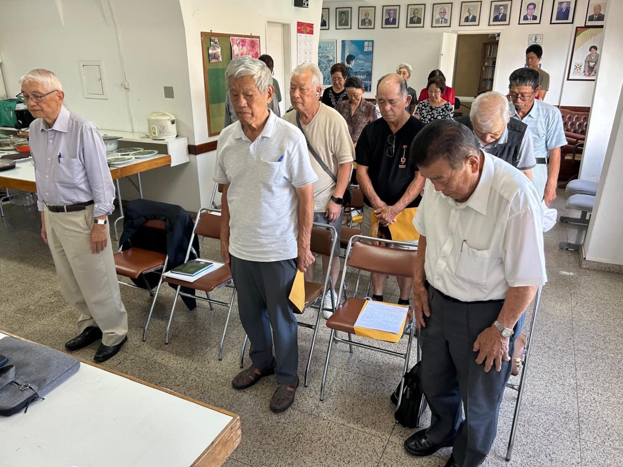 Momento de reverência durante a assembleia geral