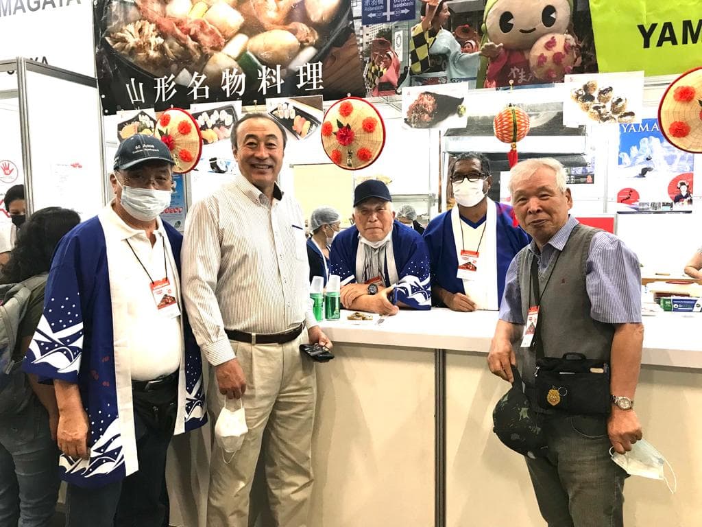 Associados da Yamagata Kenjin reunidos no estande do Festival do Japão de 2022