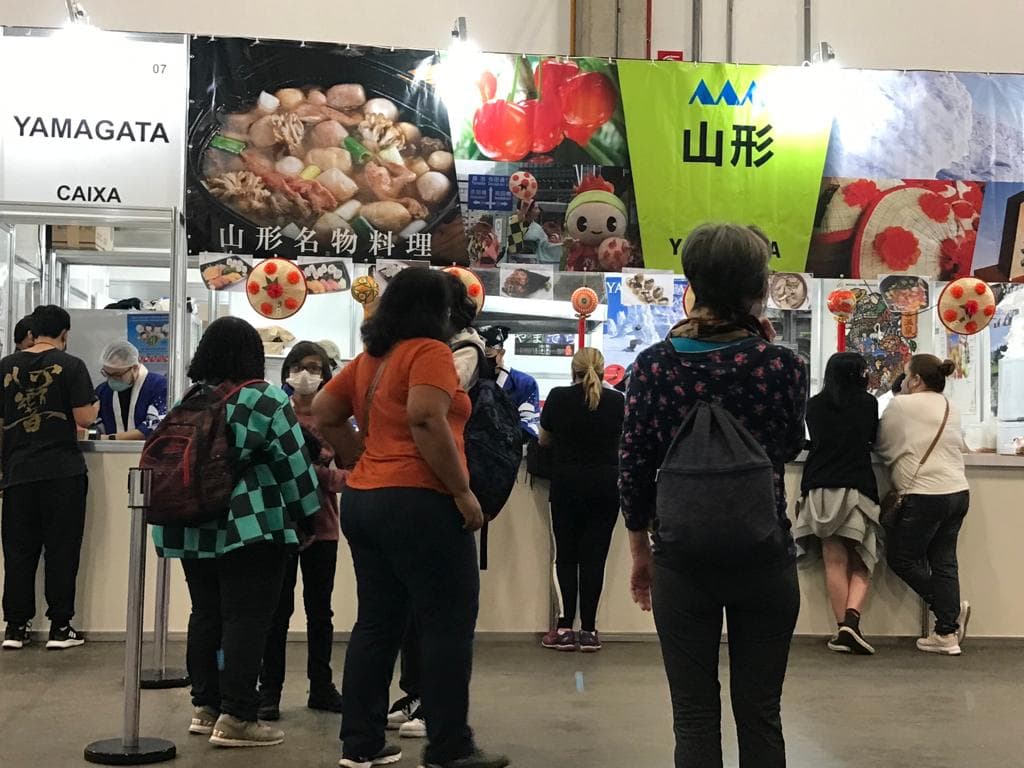 Visitantes consultando o cardápio no estande da Yamagata no Festival do Japão de 2022