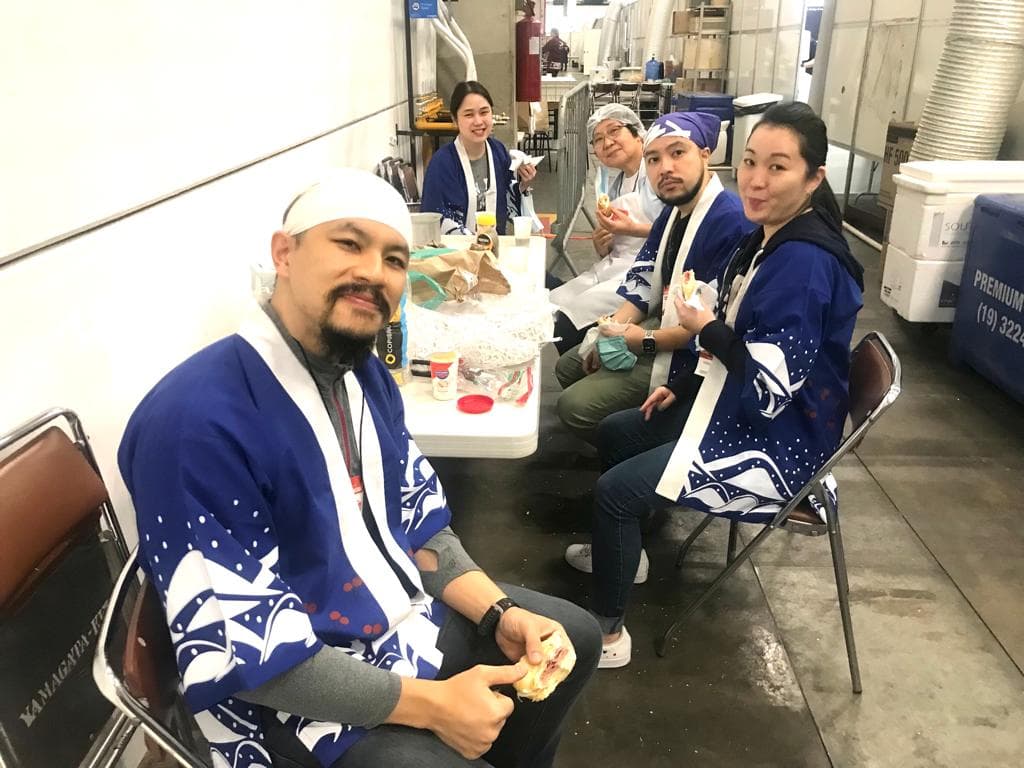 Voluntários confraternizando nos bastidores do Festival do Japão de 2022