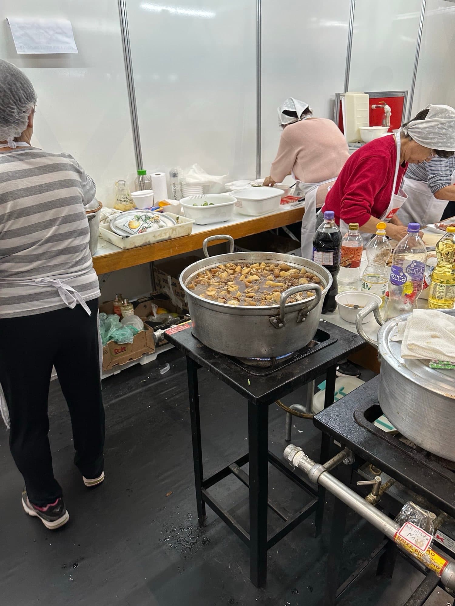 Panela de imoni sendo preparada nos bastidores do estande em 2023