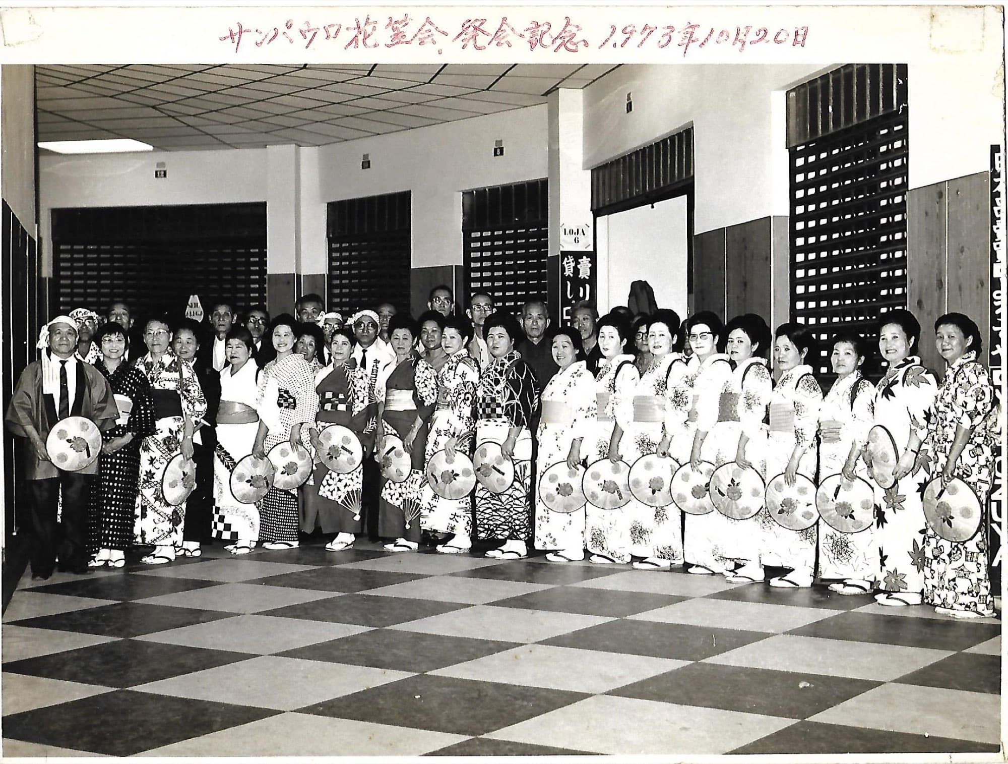 Fundação do grupo de dança São Paulo Hanagasa-kai, em outubro de 1973, com dançarinas de kimono e chapéus de flores