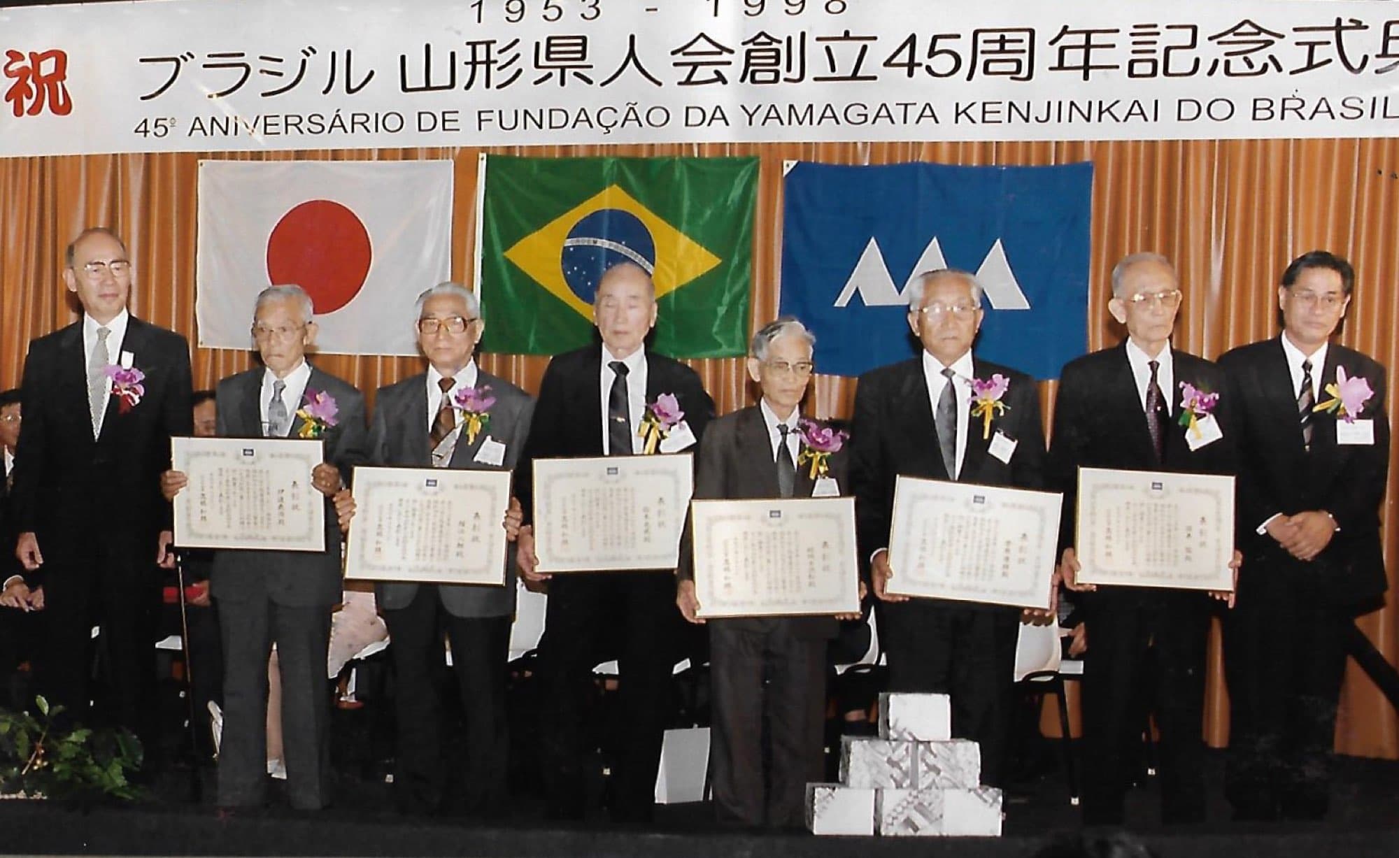 Homenagem durante a comemoração dos 45 anos da associação, em 1998