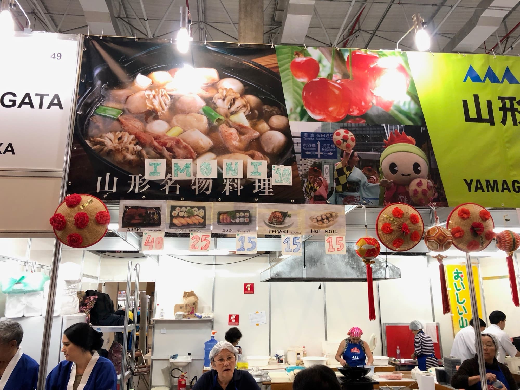 Barraca de comidas típicas de Yamagata no festival