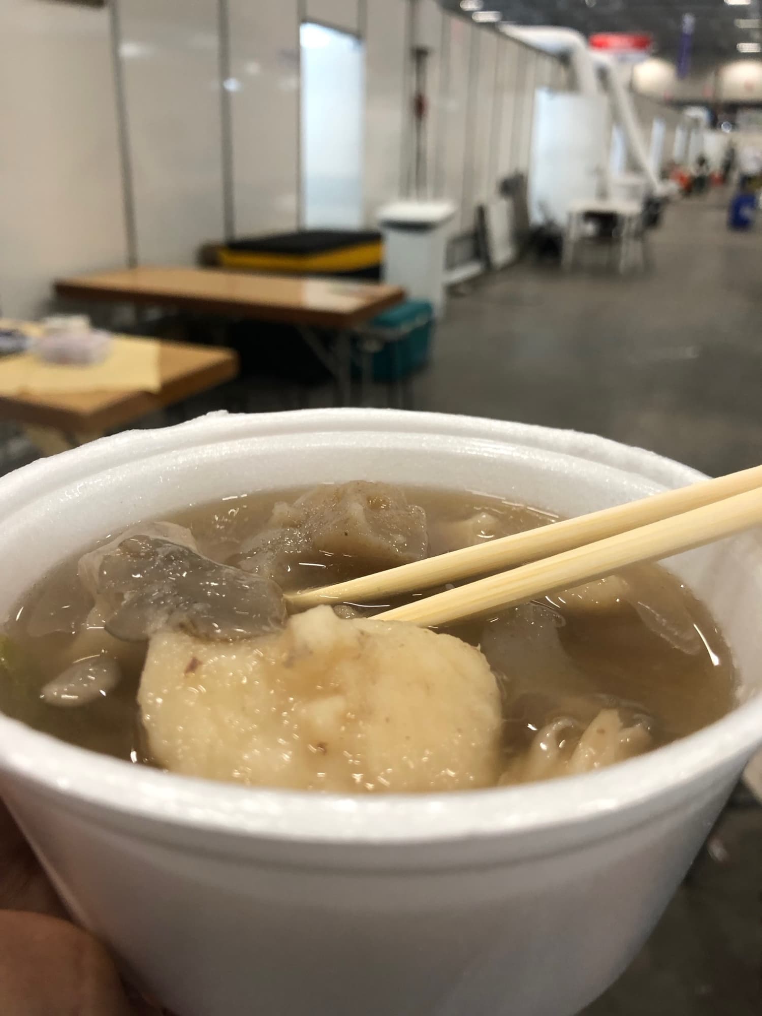 Tigela de imoni servida no festival, com carne, taro e cebolinha