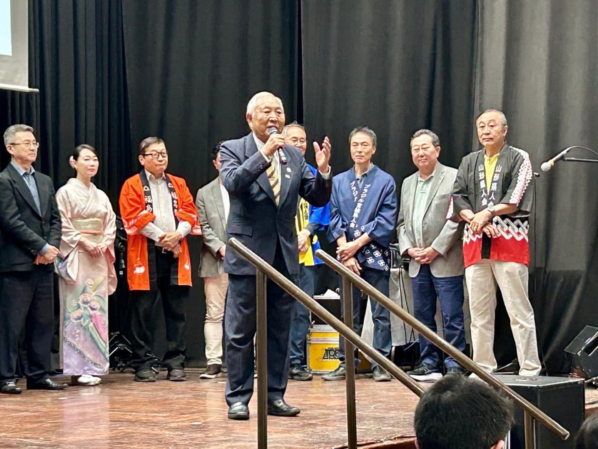 Representantes das províncias em trajes típicos na cerimônia de abertura do Tohoku Hokkaido Matsuri