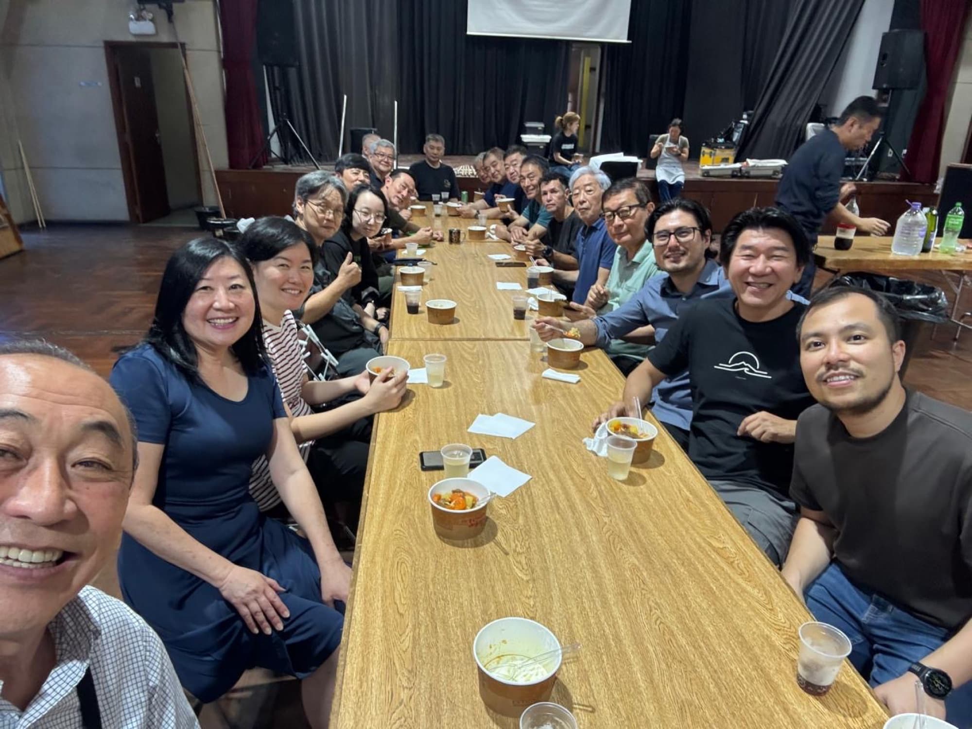 Associados reunidos à mesa durante o Tohoku Hokkaido Matsuri