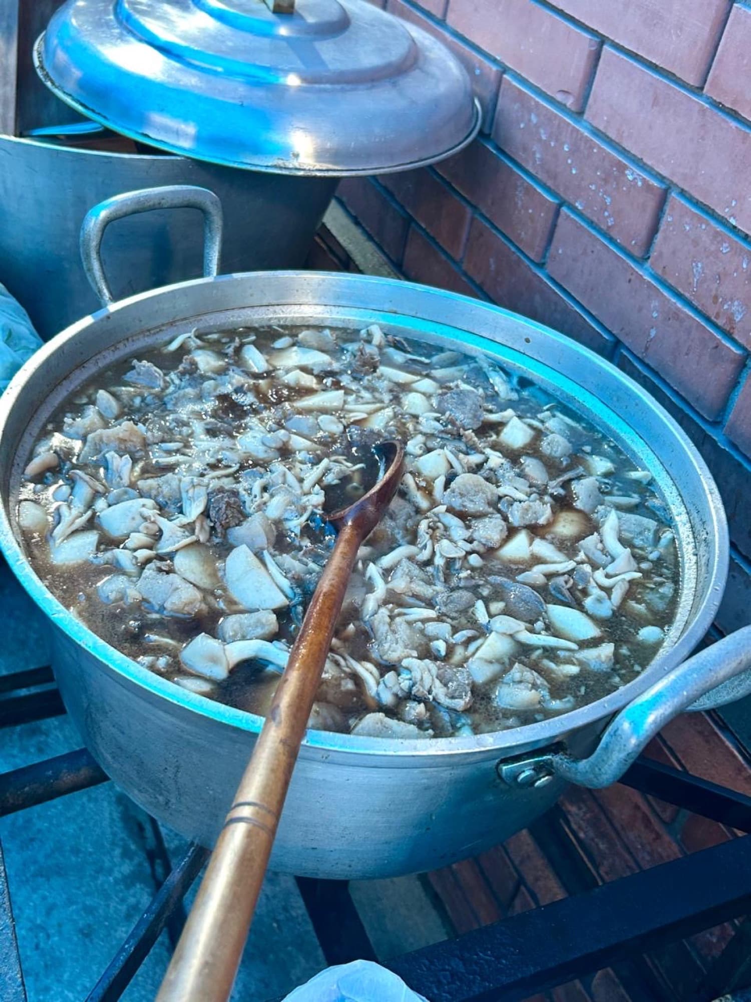 Panela grande de imoni, o cozido tradicional de Yamagata, cozinhando ao ar livre durante o festival