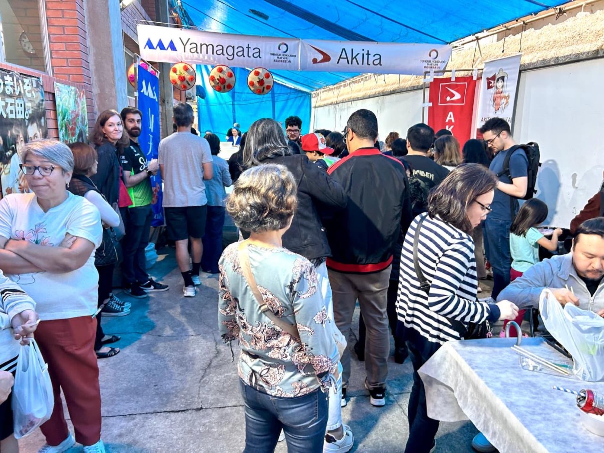 Público reunido entre as barracas do festival