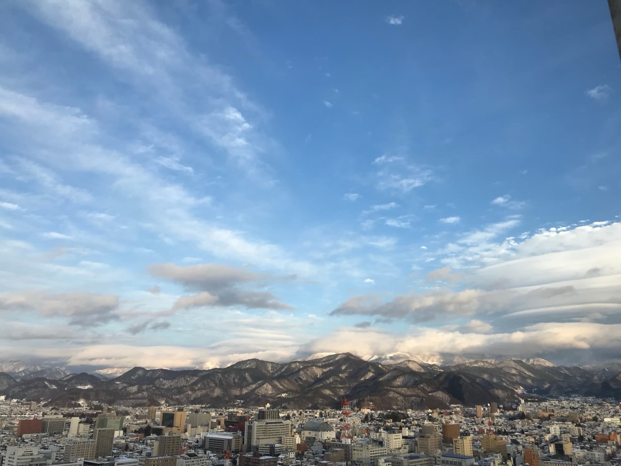 Vista panorâmica da cidade de Yamagata com as montanhas ao fundo