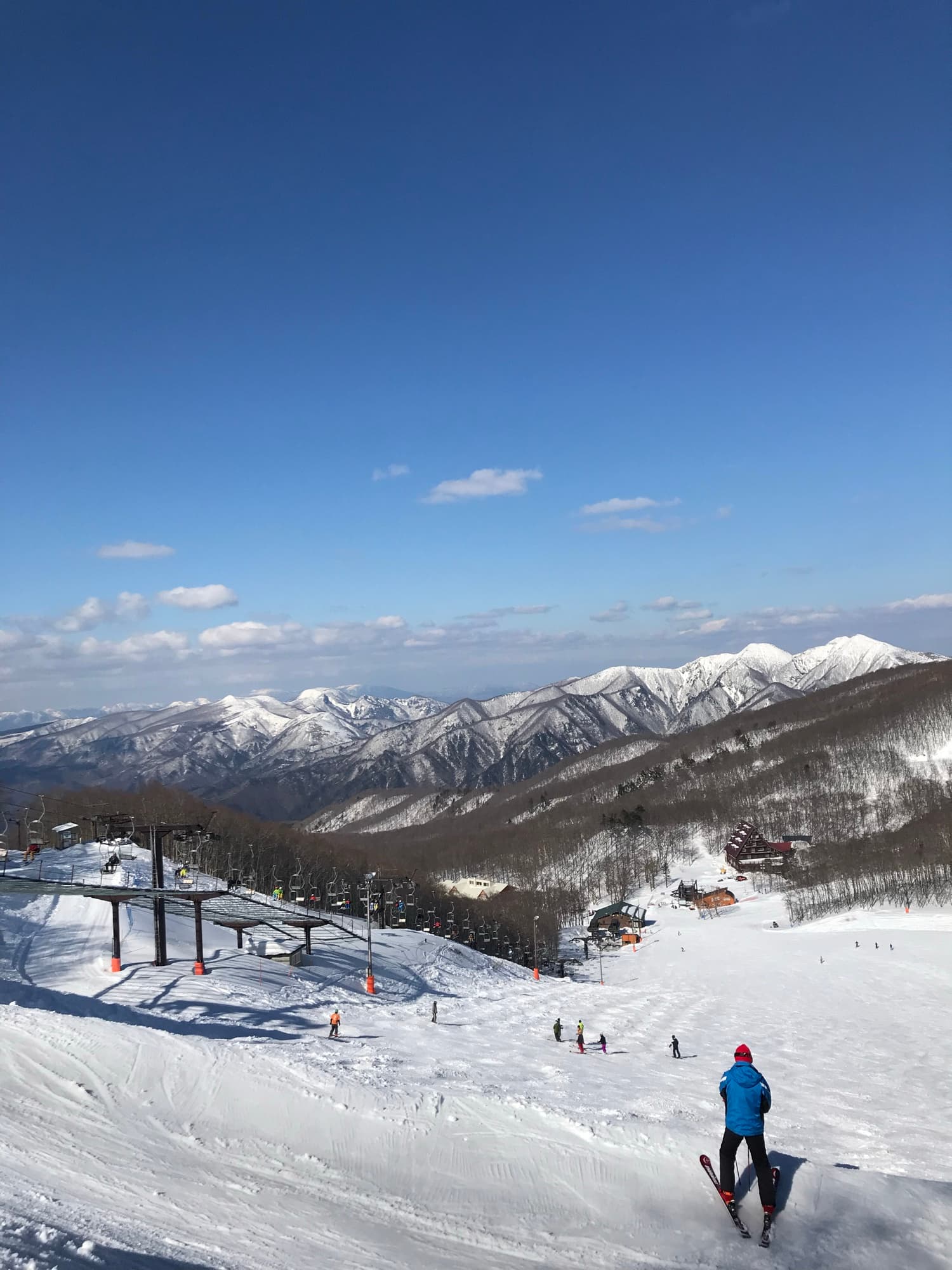 Pista de esqui do Monte Zao em dia de céu limpo