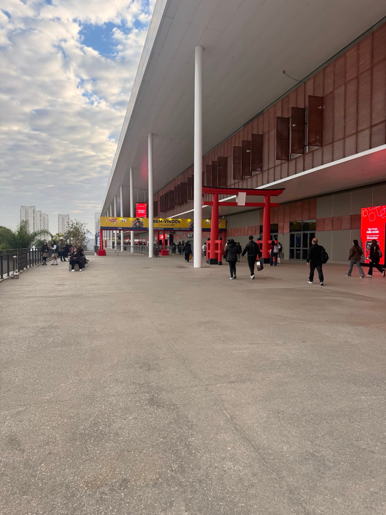 Entrada do São Paulo Expo com torii vermelho na 26ª edição do Festival do Japão, em 2025