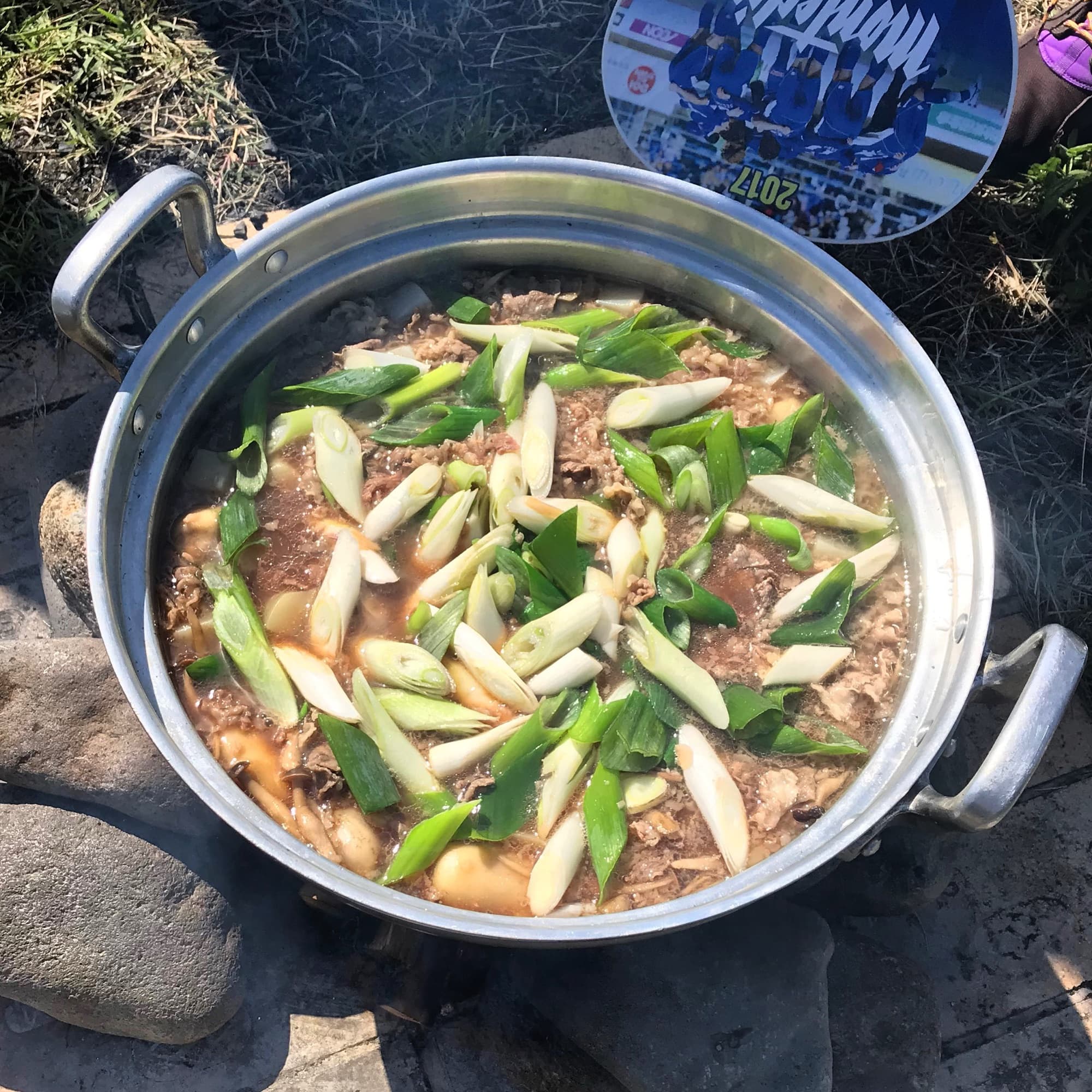 Panela de imoni cozinhando ao ar livre, o ensopado tradicional da região de Yamagata